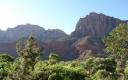 Cielo, árboles y montañas